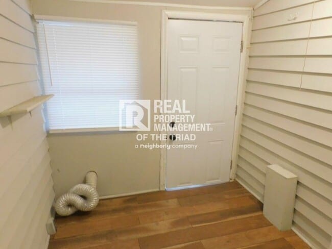 Building Photo - Move in special - Cozy 2 Bedroom/1 Bath Ho...