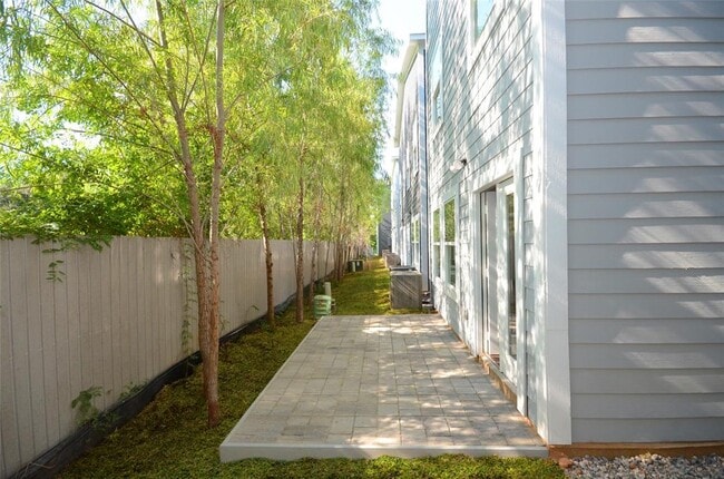 Building Photo - 18825 Luminescent Ln
