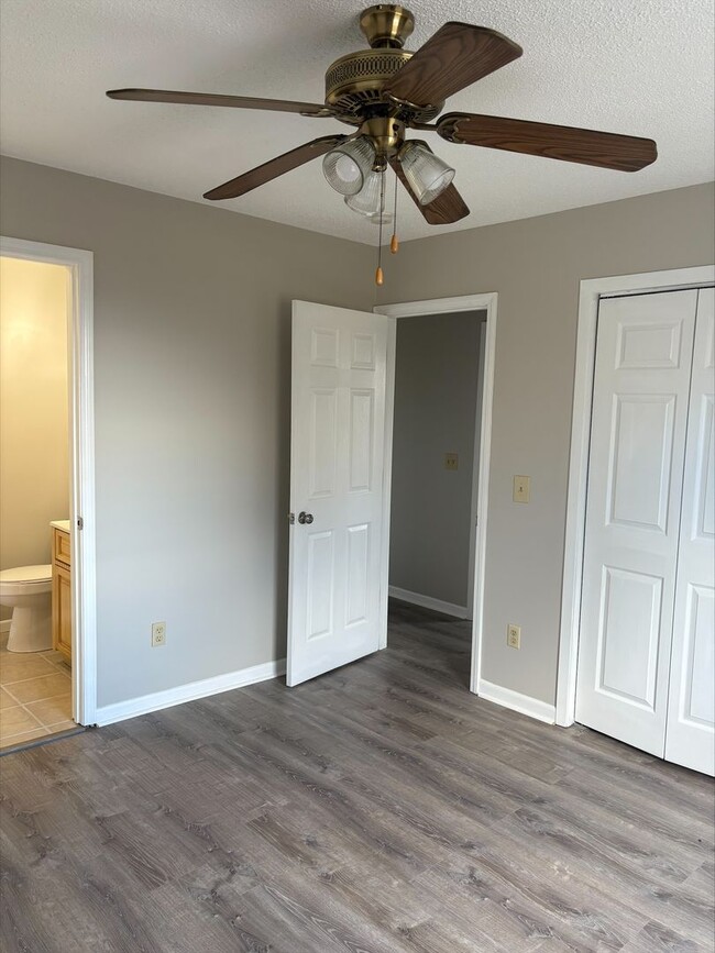 Building Photo - 3 Bedroom 2 Bath in Gray