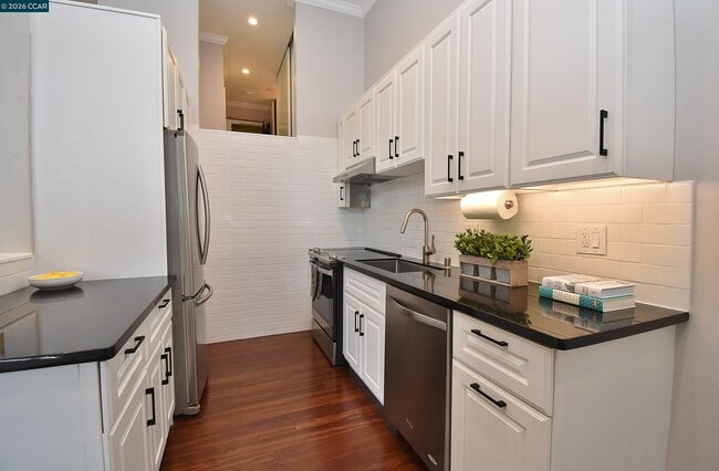 Building Photo - 2067 Ascot Dr