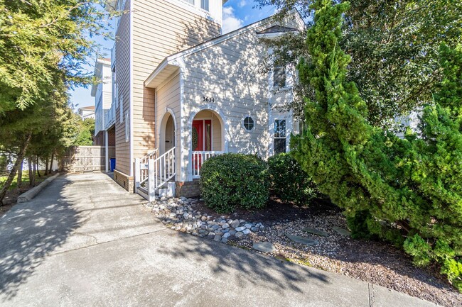 Building Photo - GORGEOUS 3bd EAST BEACH HOME WITH BAY VIEWS