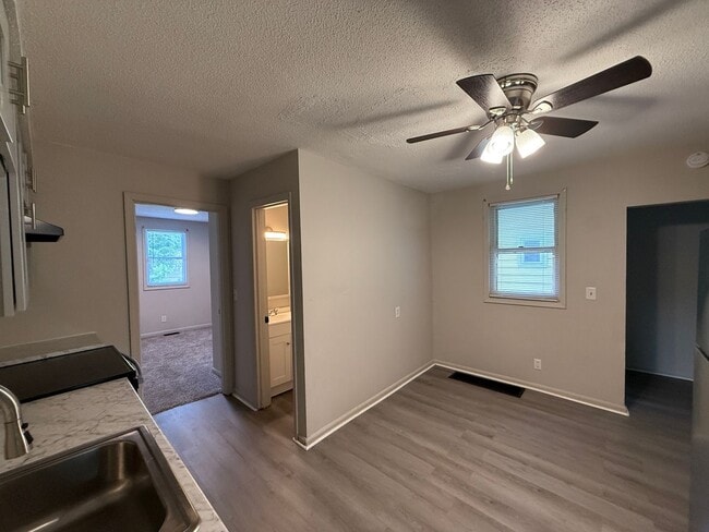 Building Photo - 3 Bed 2 Bath House