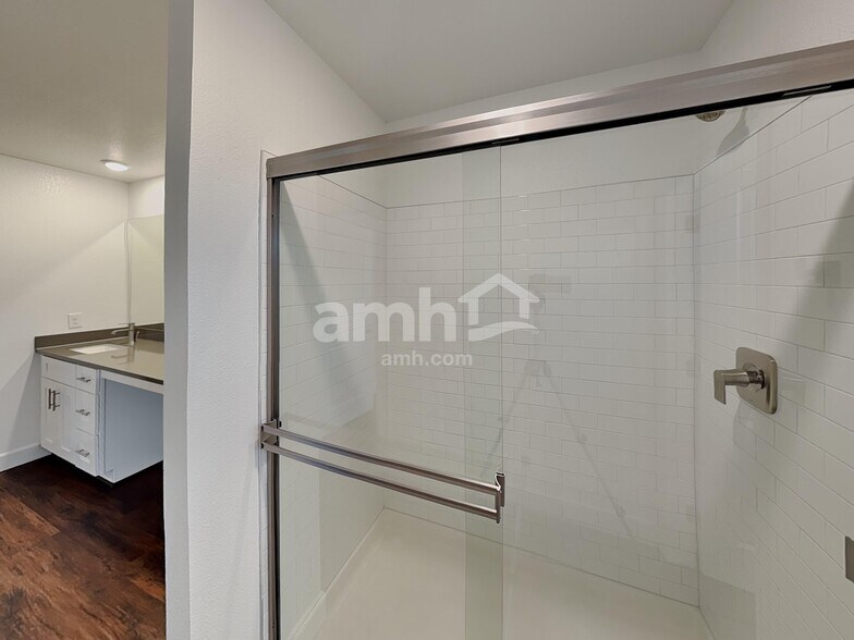 Building Photo - 642 N Water St