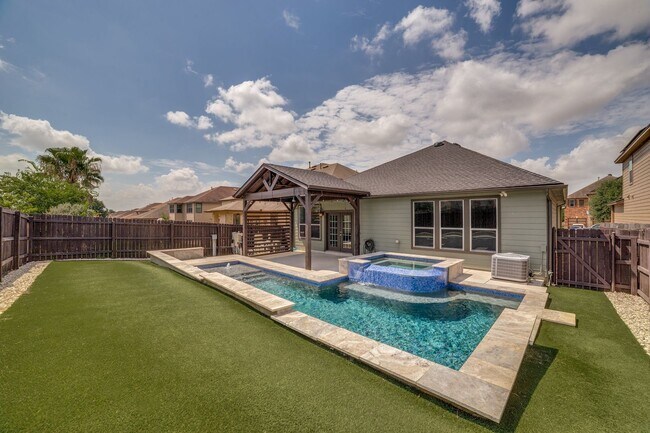 Building Photo - GORGEOUS 3-BEDROOM HOME WITH SPARKLING POOL