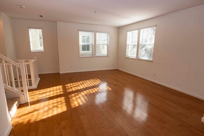 Building Photo - 947 Kestral Way