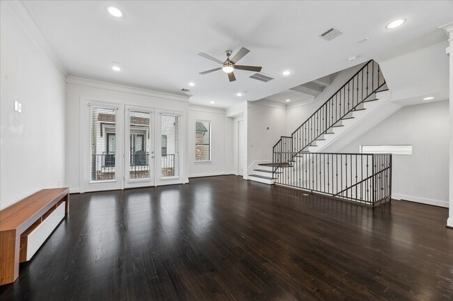 Building Photo - 734 W 20th St