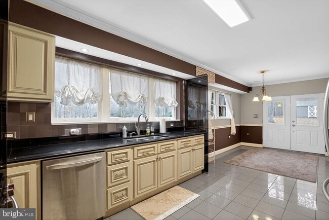 Building Photo - 6605 Ellenwood Dr