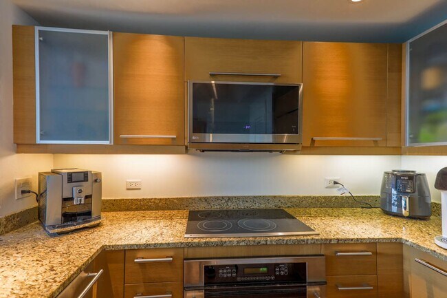 Building Photo - Turnberry Tower Beauty With Stunning Views