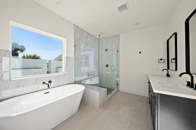 Building Photo - 2722 Nagle St