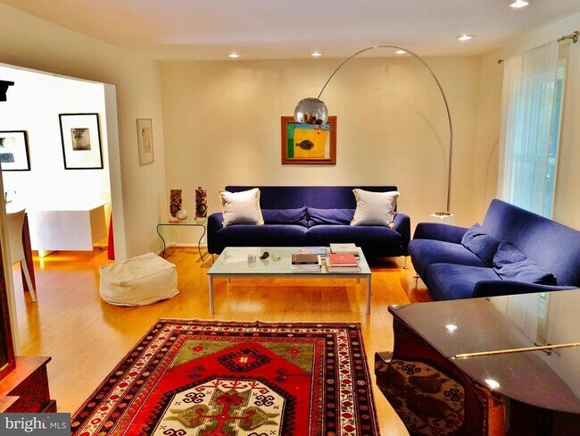 Building Photo - 10309 Bells Mill Terrace