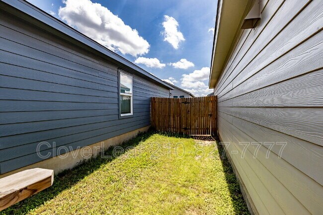 Building Photo - 2822 Millikan Dr