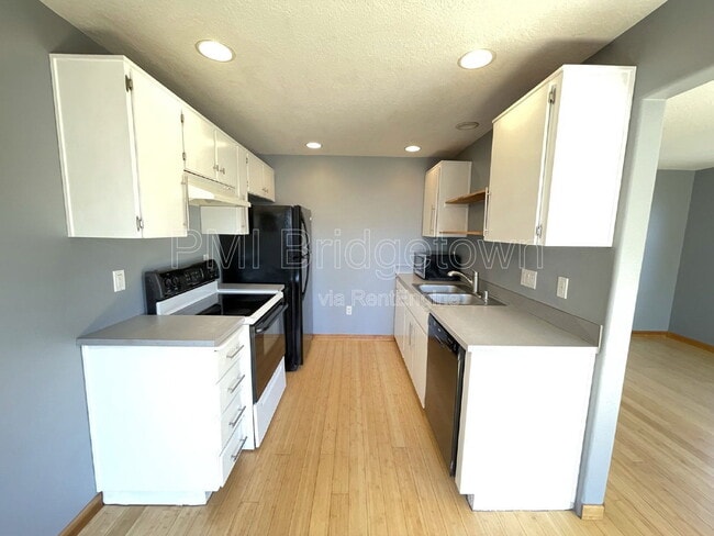 Building Photo - 4704 NE 28th Ave