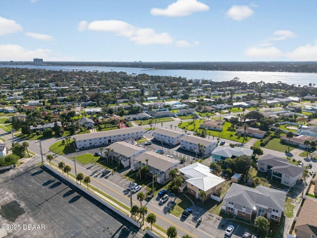 Building Photo - 2417 N Oleander Ave