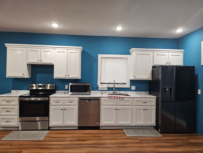 Building Photo - Move-In-Ready 1 Bedroom/1 Bathroom Executi...