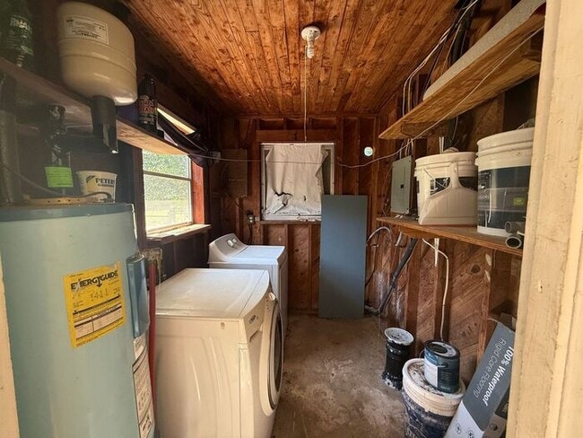 Building Photo - Pensacola - Lakeview - 3 bedroom, 2 bathroom