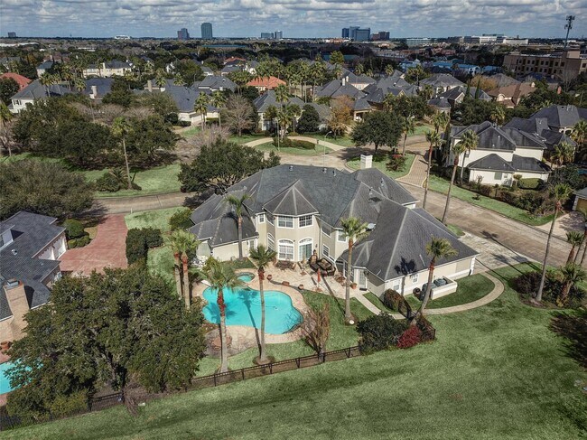 Building Photo - 13703 Lakeshore Way Cove