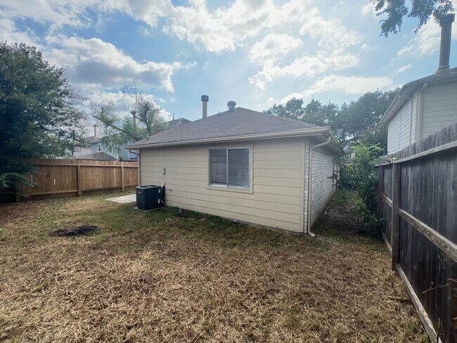 Building Photo - 19530 Sandy Woods Dr