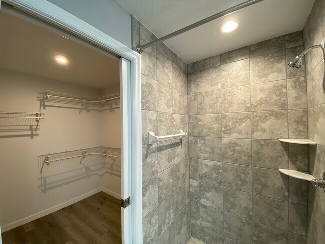 Building Photo - Desirable SW Ocala Neighborhood 3/2/2 - No Carpet- **WON'T LAST**