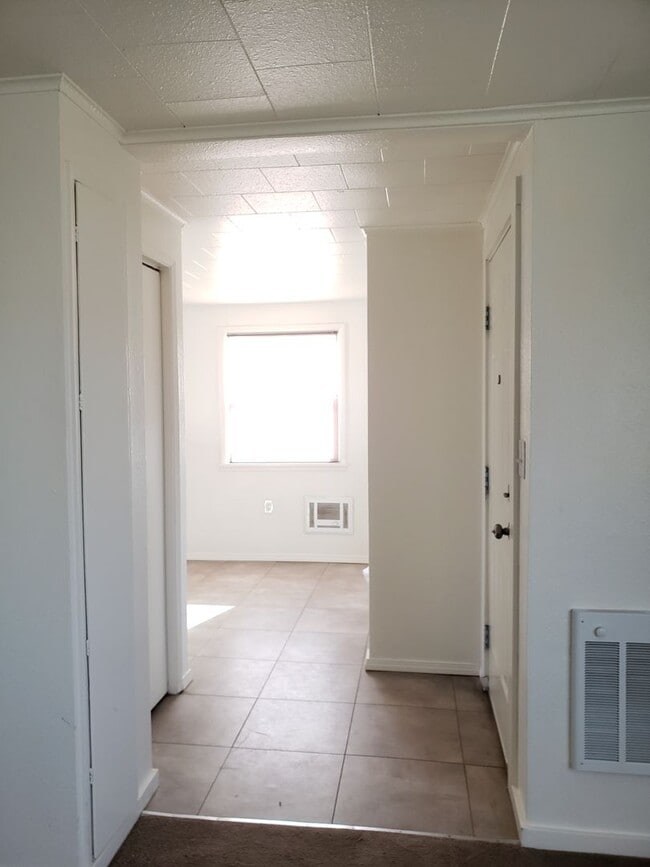 Building Photo - 2+ Bedroom, 2 bathroom Charming Home Available!