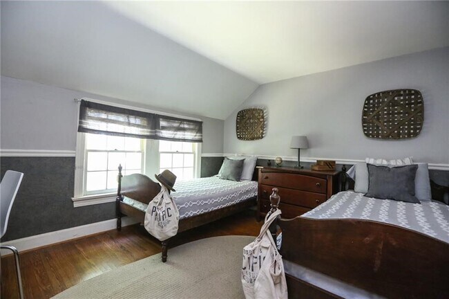 Building Photo - 2856 Elmwood Ave