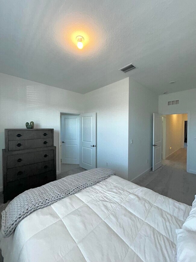 Building Photo - 317 SE Crossoak Ln