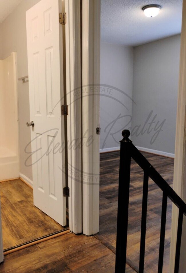 Building Photo - Two Bedroom Townhouse in North Nashville!