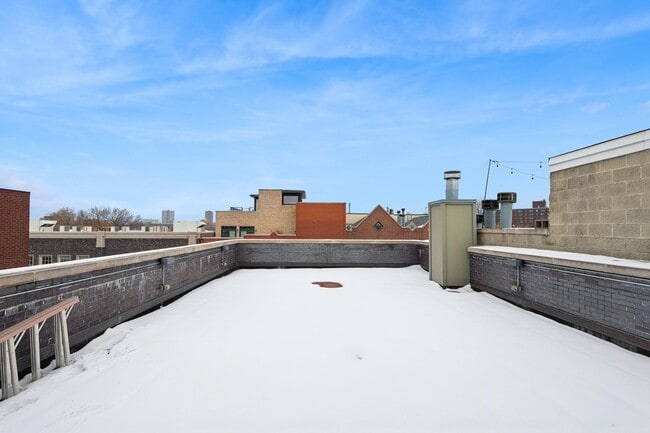 Building Photo - 2734 N Lincoln Ave