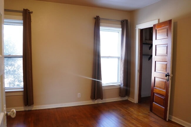 Building Photo - AVAILABLE JUNE - 3 BED 1 BATH