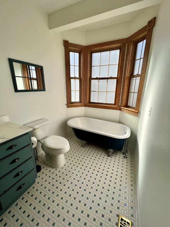 Building Photo - Charming Three Bedroom Home!