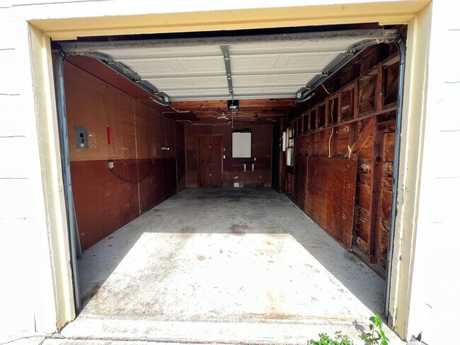 Building Photo - Nice 3 Bedroom 1 Bathroom Home With Detach...