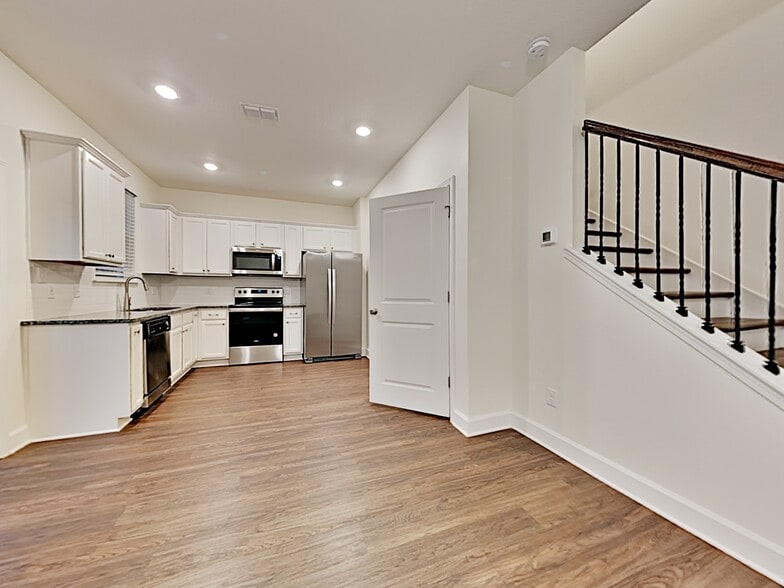 Building Photo - 3363 Roundabout Dr