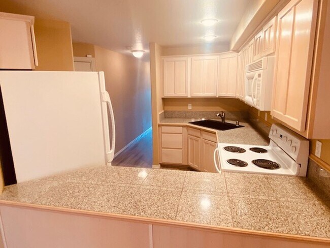 Building Photo - Charming Van Mall Condo