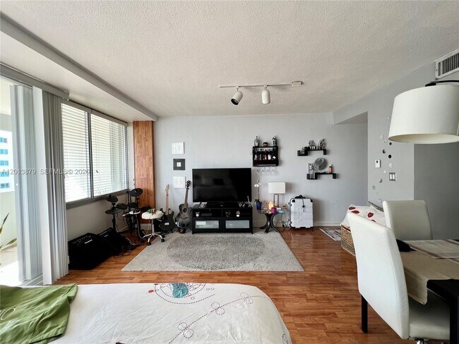 Building Photo - 7545 E Treasure Dr