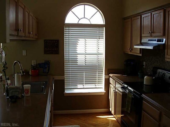 Building Photo - CHESAPEAKE UPDATED END-UNIT TOWNHOME