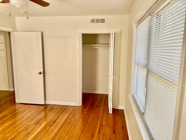 Building Photo - 604 N Kentucky Ave