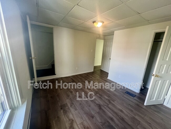 Building Photo - 615 Lake St