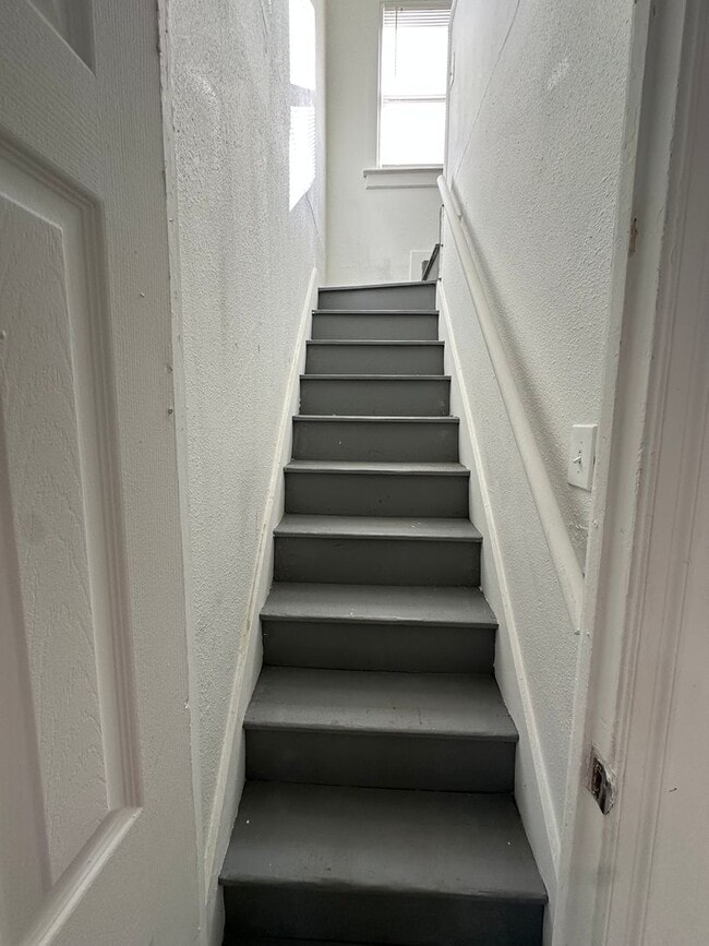 Building Photo - Perfect home right in Midtown