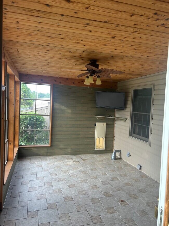 Building Photo - 527 Springwood Ln