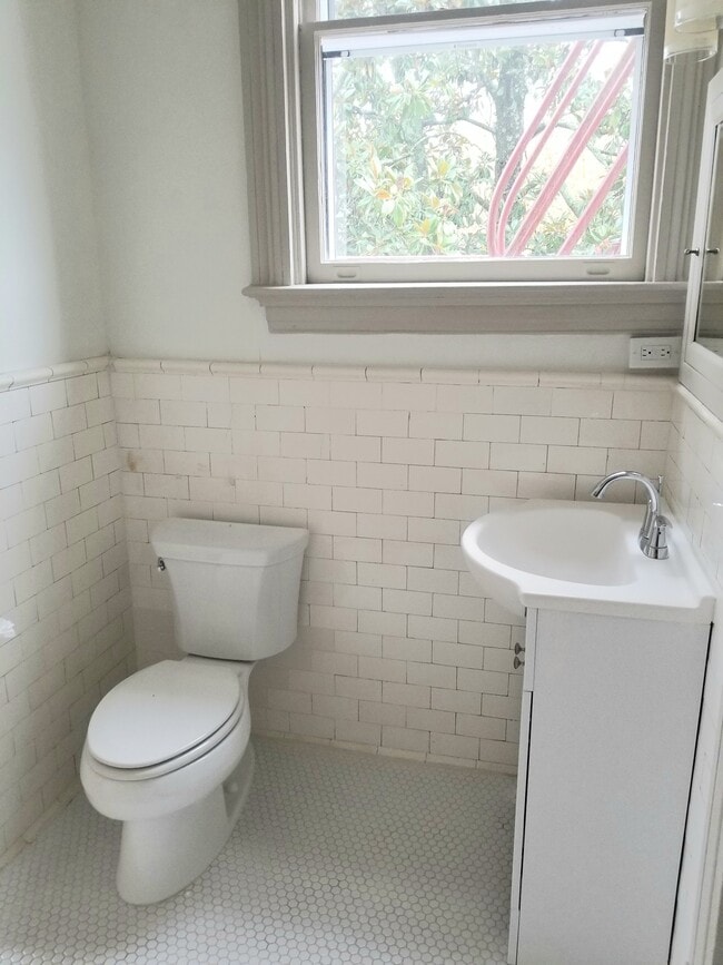 Building Photo - 2112 Monteiro Ave