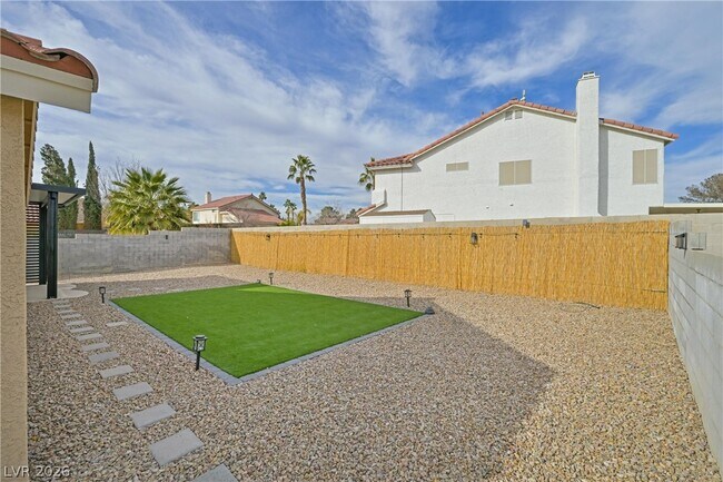 Building Photo - 592 Macbrey Dr