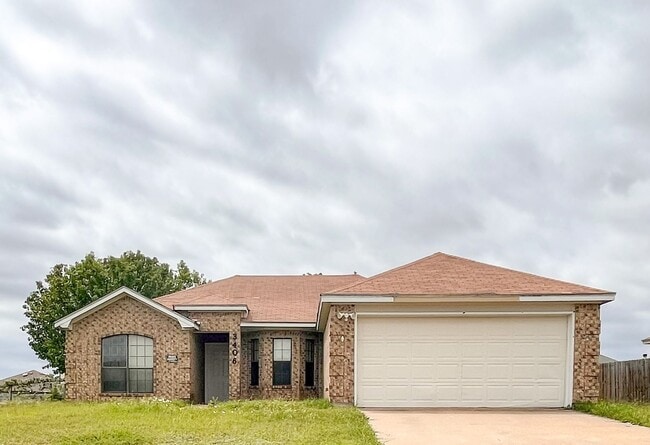 Building Photo - Available NOW This charming 1 story, 3 bedroom, 2 bath house could be your next home! Beautiful w...