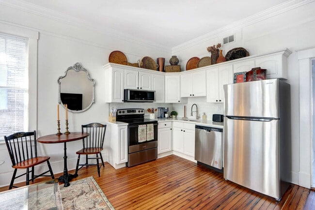 Building Photo - 306 E Victory Dr