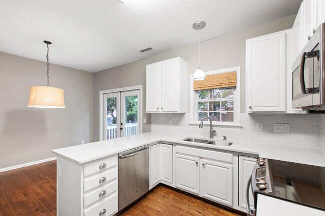 Building Photo - Charming 4-Bedroom with Backyard Retreat i...