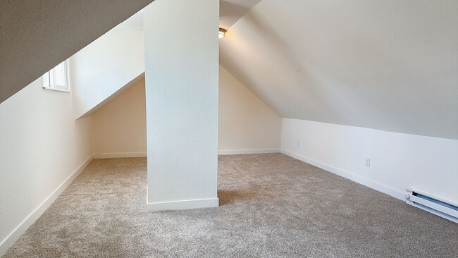 Building Photo - PRELEASING FOR LATE AUGUST: Classic 5bdrm/2 bath High St house with parking!