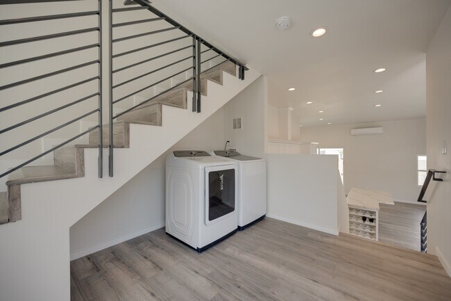 Building Photo - 2611 Hyperion Ave