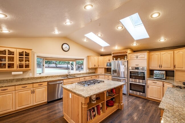Building Photo - Must See in Bartel’s Canyon View Estates!