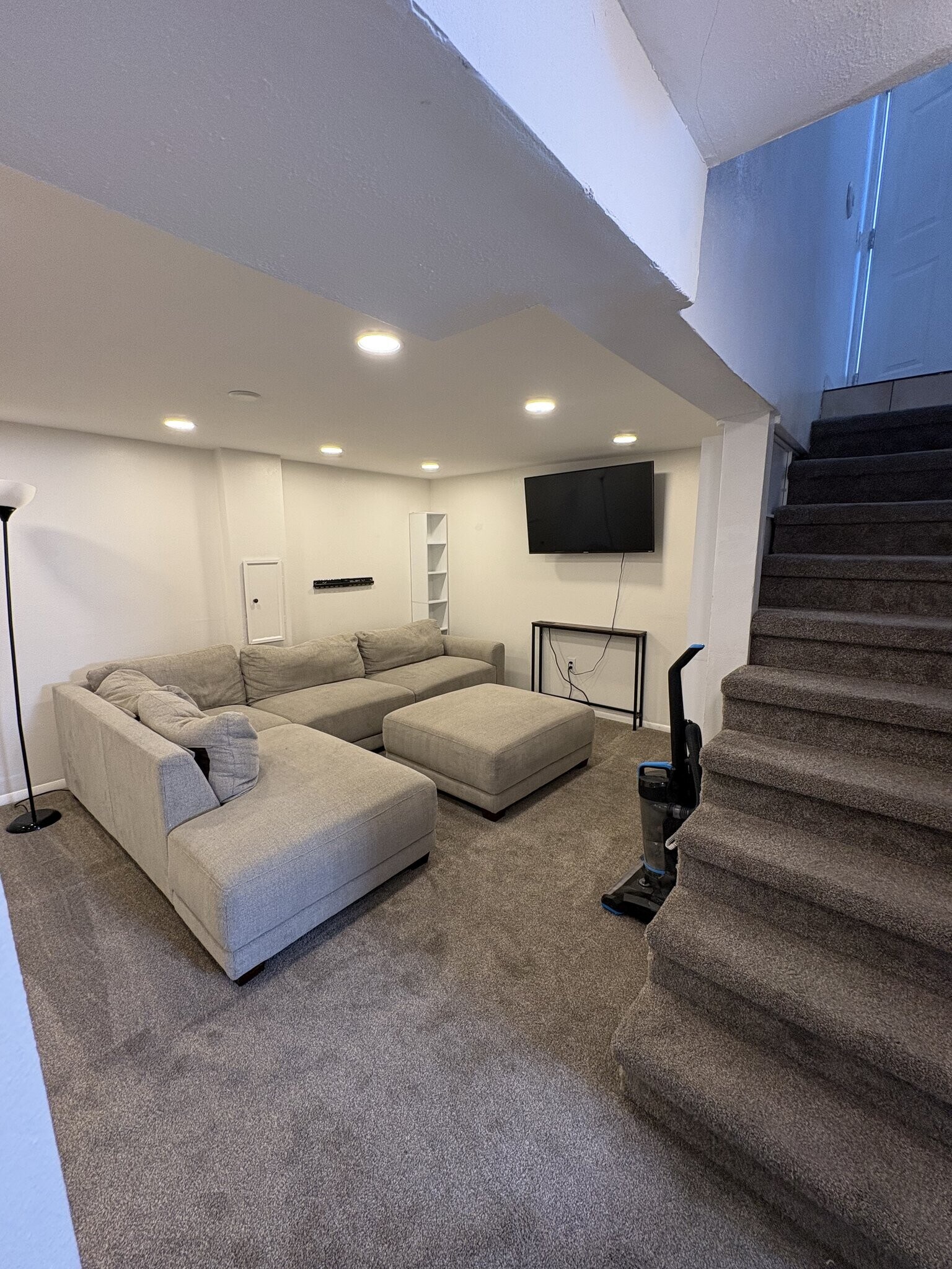 Building Photo - 842 200 E
