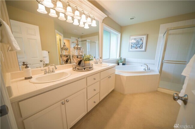 Building Photo - 4 Bedroom Plus Office Sammamish/Issaquah