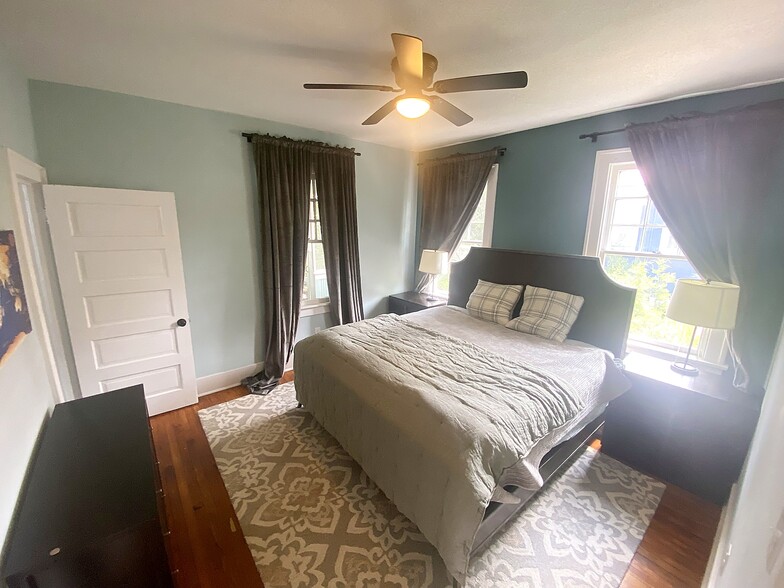 Back Bedroom - 412 E 40th St
