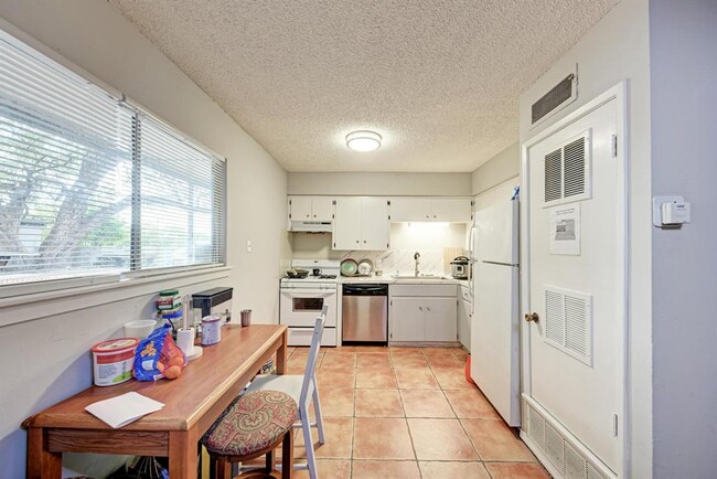 Building Photo - 803 W 28th St